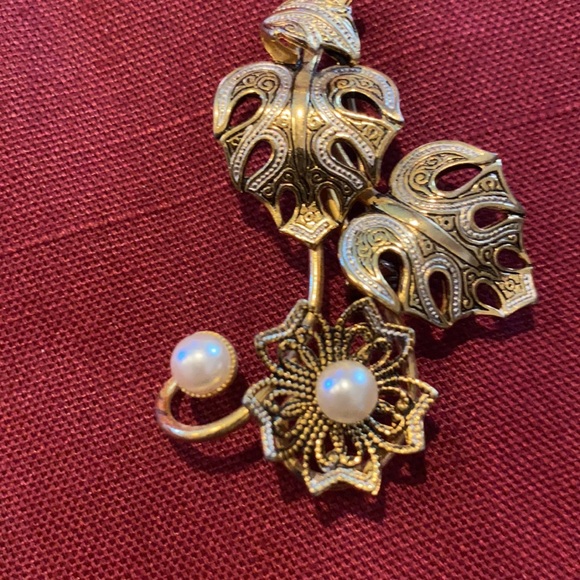 Gold leaf pearl style brooch pin - Picture 2 of 6